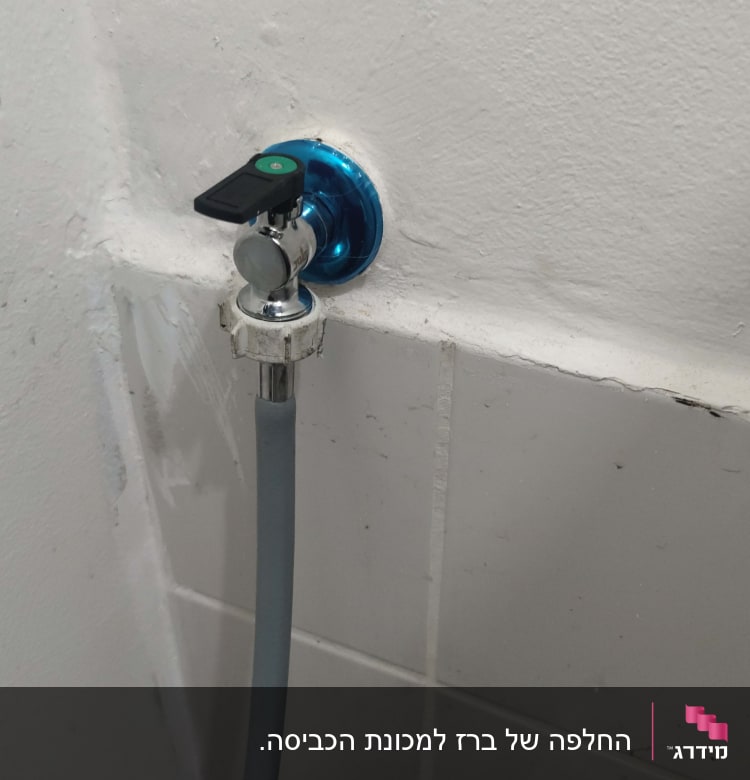 ברז מים עם צינור מחובר לקיר